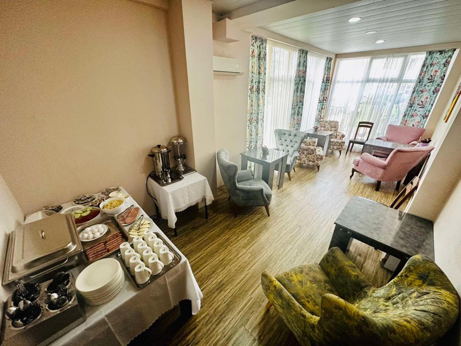 Hotel Crown 乌雷基 外观 照片